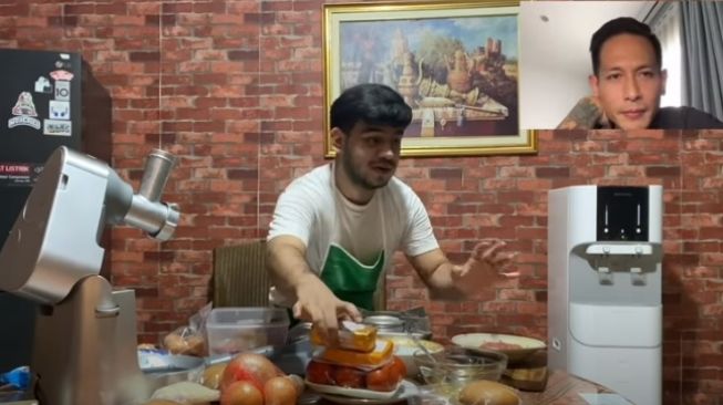 Usai Belajar Masak dari Chef Juna, Fadil Jaidi Jualan Burger