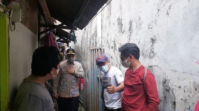 Anies Baswedan mengunjungi lokasi kebakaran di Jalan Pisangan Baru III RT 06/10, Matraman, Jakarta Timur, Kamis (25/3/2021). [Suara.com/Yaumal]