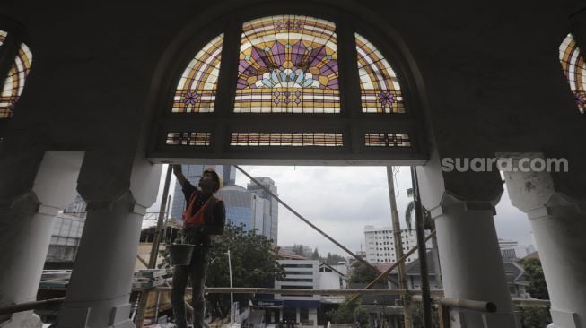 Pekerja menyelesaikan perbaikan Masjid Cut Meutia, Jakarta, Kamis (25/3/2021). [Suara.com/Angga Budhiyanto]