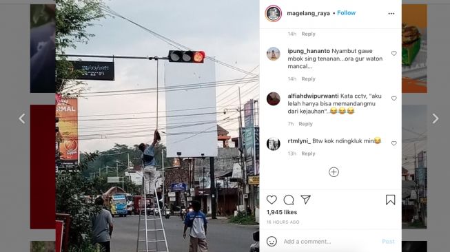 Pakai Sapu, Petugas Ini Betulkan Posisi CCTV di Traffic light Magelang