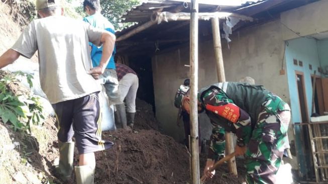 Rumah Warga Jebol Dihantam Longsor, Dandim Majalengka: Waspada Bencana