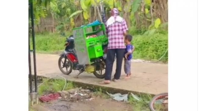 Tak Ada Uang, Hati Ibu Teriris Lihat Anaknya Bengong saat Anak Lain Jajan