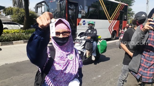 Marah Dilarang ke Sidang, Ibu-ibu Pendukung Rizieq Acungkan Alat Tes Covid