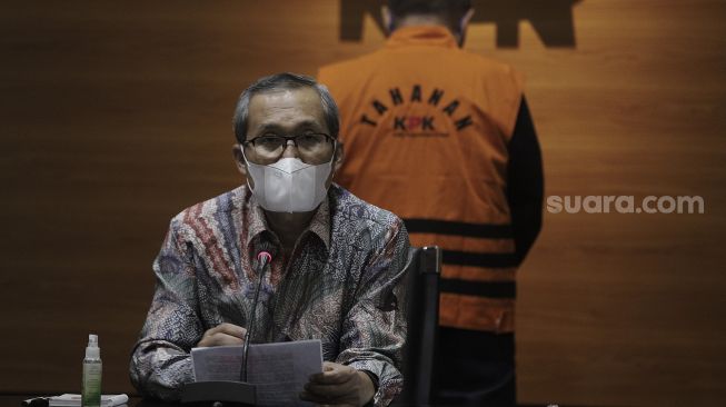 Wakil Ketua KPK Alexander Marwata menyampaikan keterangan pers terkait penahanan mantan Direktur Utama PT Pelindo II (Persero) Richard Joost Lino di gedung KPK, Jakarta, Jumat (26/3/2021). [Suara.com/Angga Budhiyanto]