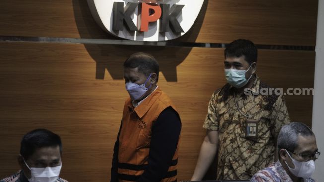 Mantan Direktur Utama PT Pelindo II (Persero) Richard Joost Lino (kedua kiri) mengenakan rompi tahanan usai diperiksa di gedung KPK, Jakarta, Jumat (26/3/2021). [Suara.com/Angga Budhiyanto]