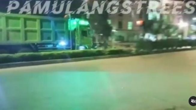 Tangkapan layar video sejumlah bocah coba nge-BM sebuah truk pengangkut material hingga menyebabkan satu orang tewas di Jalan Siliwangi, Pamulang, Tangsel. [Instagram]