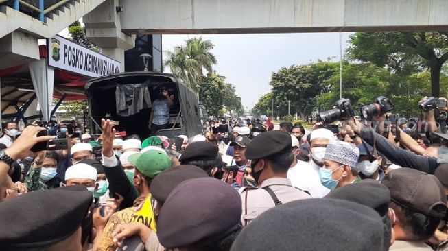 Polisi Tangkap Lagi 11 Simpatisan Rizieq di PN Jaktim, Satu di Antaranya Eks Pengurus FPI