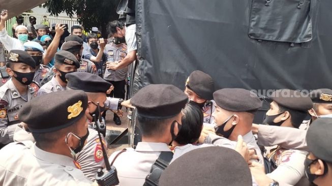 Bentrok dengan Polisi, Pendukung Rizieq Kompak Berselawat Menuju Sidang