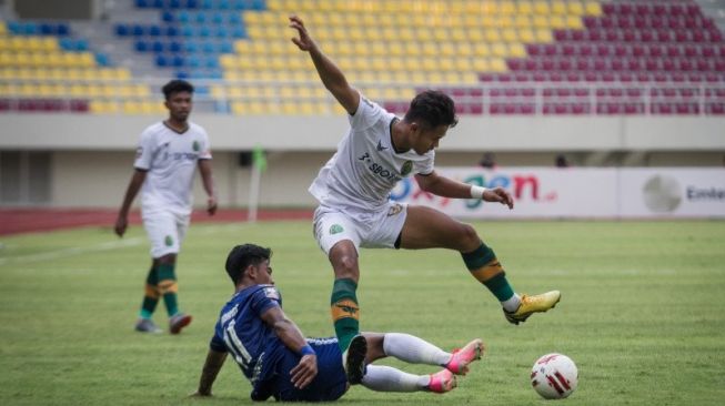 Pemain Persikabo 1973 Muhammad Dimas Drajat (kanan) berusaha melewati hadangan pemain PSIS Semarang Pratama Arham Alif Rifaii (kiri) pada pertandingan sepak bola Piala Menpora 2021 di Stadion Manahan, Solo, Jawa Tengah, Kamis (25/3/2021). ANTARA FOTO/Mohammad Ayudha/wsj. (ANTARA FOTO/MOHAMMAD AYUDHA)