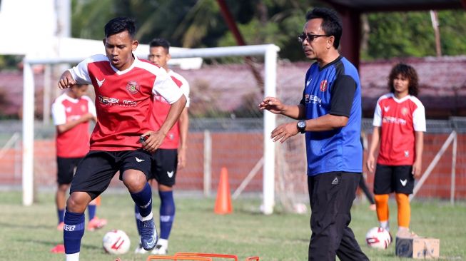 Pelatih Persiraja Banda Aceh Hendri Susilo (kanan) mengarahkan pemain saat mengikuti latihan fisik dan teknik di Stadion H Dimurthala, Banda Aceh, Aceh, Kamis (11/3/2021). Persiraja menjalankan latihan kembali untuk persiapan menghadapi Piala Menpora 2021. ANTARA FOTO / Irwansyah Putra/rwa.