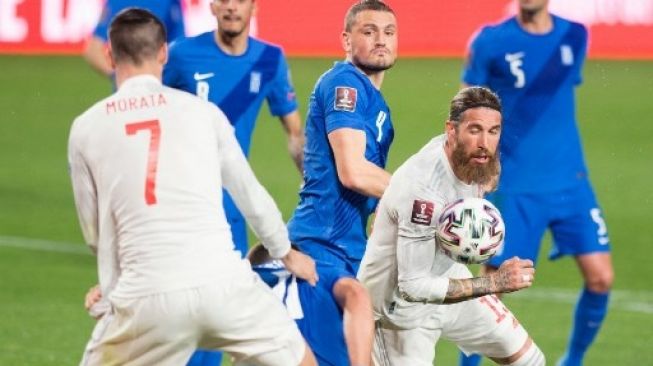 bek dan juga kapten Spanyol Sergio Ramos (kanan) mengontrol bola saat menghadapi Yunani di kualifikasi Piala Dunia 2022 zona Eropa yang dimainkan di Los Carmenes stadium, Granada. JORGE GUERRERO / AFP