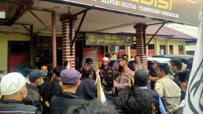 Massa FIB Geruduk Polsek Percut Sei Tuan, Minta Terduga Pencabul Dibebaskan