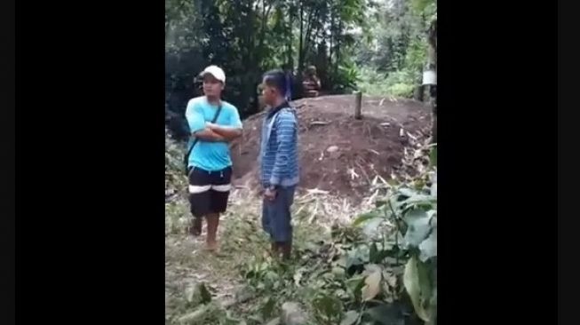 Sebuah tanah kuburan menggelembung setinggi 1,5 meter di Korong Sungai Asam. Bahkan kuburan itu jadi gendut selebar 3,5 meter. 