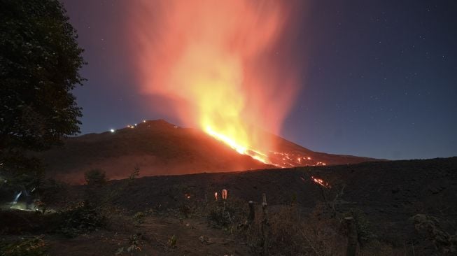 Lava mengalir dari Gunung Berapi Pacaya di pertanian La Brena di desa Patrocinio, San Vicente Pacaya, sekitar 60 kilometer selatan kota Guatemala, pada (25/3/2021). [Johan ORDONEZ / AFP]