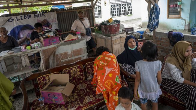 Warga korban banjir lumpur berada di posko pengungsian sementara di Desa Beka, Marawola, Kabupaten Sigi, Sulawesi Tengah, Sabtu (27/3/2021). [ANTARAFOTO/Basri Marzuki]