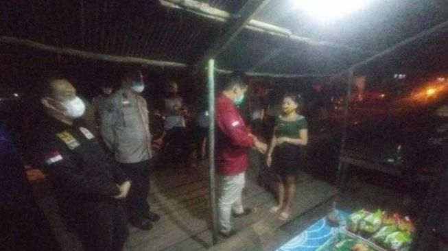 Tepergok di Warung Remang-remang, Sejoli Kelabakan Didatangi Petugas