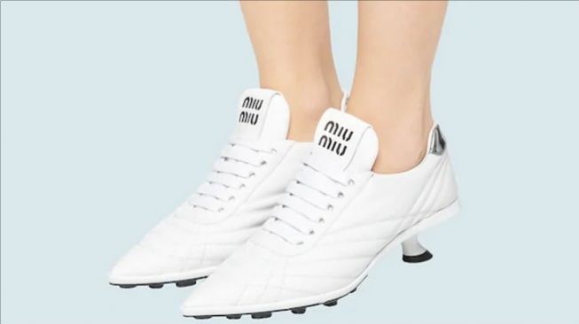 Nyeleneh! Brand Miu Miu Rilis Sneakers Pakai Heels Seharga Belasan Juta