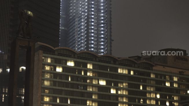 Suasana Bundaran Hotel Indonesia (HI) yang sebagian penerangannya dipadamkan saat berlangsung Earth Hour di Jakarta, Sabtu (27/3/2021). [Suara.com/Angga Budhiyanto]