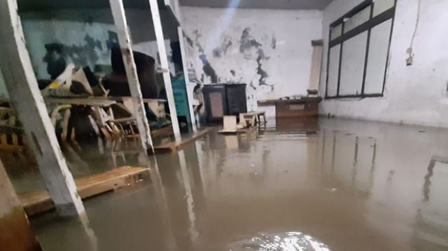 Hujan deras pada Sabtu, 27 Maret 2021 mengakibatkan banjir di Pondok Pesantren Assirojul Munir. Pesantren ini berlokasi di Jalan Aminta Azmali Kampung Baru Skip RT 04/09 Kelurahan Sriwedari, Kecamatan Gunungpuyuh, Kota Sukabumi. [Dok. Ponpes Assirojul Munir/Muhammad Restu/Sukabumiupdate]