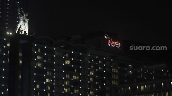 Suasana Bundaran Hotel Indonesia (HI) sebelum penerangannya dipadamkan saat berlangsung Earth Hour di Jakarta, Sabtu (27/3/2021). [Suara.com/Angga Budhiyanto]