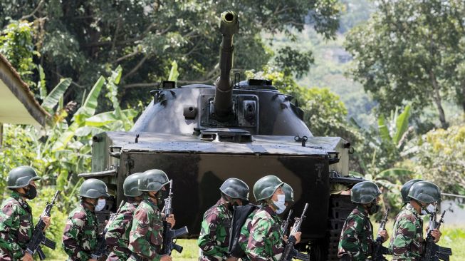 Siswa Pendidikan Kejuruan Bintara Kavaleri (Dikjurbakav) mengikuti kegiatan pendidikan kejuruan Kavaleri di Pusat Pendidikan Kavaleri (Pusdikkav) Kodiklatad, Padalarang, Kabupaten Bandung Barat, Jawa Barat, Jumat (26/3/2021). [ANTARA FOTO/M Agung Rajasa]