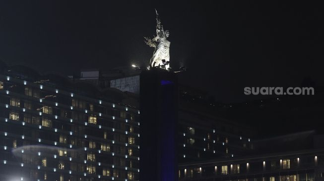 Suasana Bundaran Hotel Indonesia (HI) sebelum penerangannya dipadamkan saat berlangsung Earth Hour di Jakarta, Sabtu (27/3/2021). [Suara.com/Angga Budhiyanto]