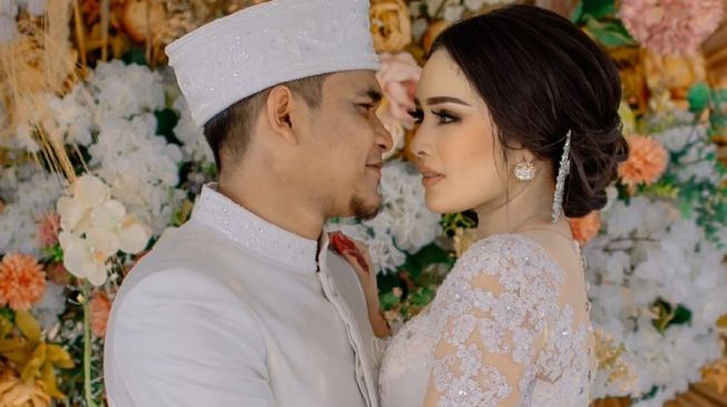 Maell Lee dan istri, Intan Ratna Juwita. [Instagram]