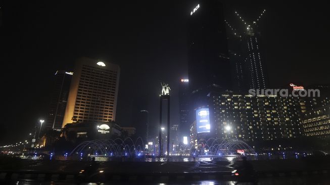 Suasana Bundaran Hotel Indonesia (HI) sebelum penerangannya dipadamkan saat berlangsung Earth Hour di Jakarta, Sabtu (27/3/2021). [Suara.com/Angga Budhiyanto]