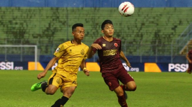 Pesepak bola Bhayangkara Solo FC, Sani Rizky Fauzi (kiri) berebut bola dengan pesepak bola PSM Makassar, Muh. Aji Kurniawan (kanan) dalam pertandingan Piala Menpora Grup B di Stadion Kanjuruhan, Malang, Jawa Timur, Sabtu (27/3/2021). PSM Makassar menahan imbang Bhayangkara Solo FC dengan skor akhir 1-1. (ANTARA FOTO/Ari Bowo Sucipto)