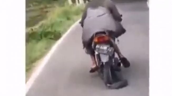 Viral Pemotor Nekat Tancap Gas Meski Ban Bocor hingga Terlepas dari Velg