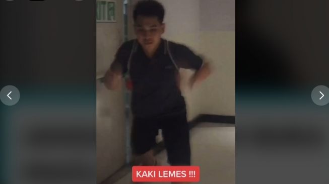 Pria dikerjai teman buka pintu terlarang di mall (tiktok.com/@akmfk_8)