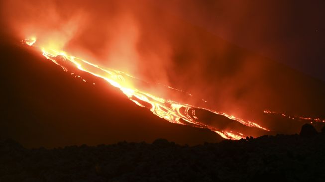 Lava mengalir dari Gunung Berapi Pacaya di pertanian La Brena di desa Patrocinio, San Vicente Pacaya, sekitar 60 kilometer selatan kota Guatemala, pada (25/3/2021). [Johan ORDONEZ / AFP]