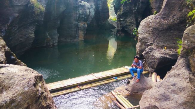 Menikmati Objektif Wisata Sungai Cikahuripan. [Suara.com/ Ferrye Bangkit Rizki]