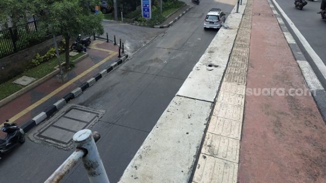 Penampakan pagar pembatas flyover Slipi kasus truk tanah terjun timpa mobil dinas TNI. (Suara.com/Fakhri)