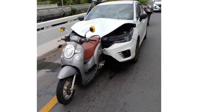 Potret Tabrakan Mobil vs Honda Scoopy, Kondisi Motornya Bikin Salah Fokus