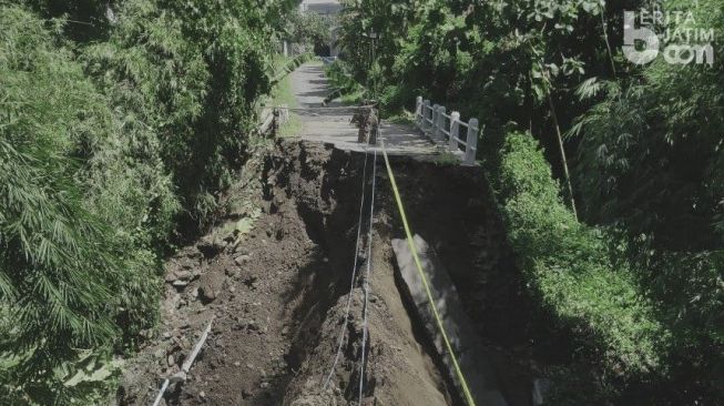 Jembatan Putus, 600 Warga Desa Karas Kabupaten Magetan Terisolasi