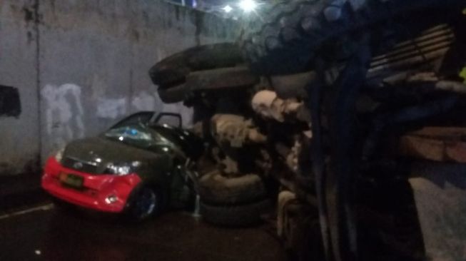 Truk Terjun dari Flyover Slipi Timpa Mobil TNI, Polisi: Tak Ada Korban Jiwa