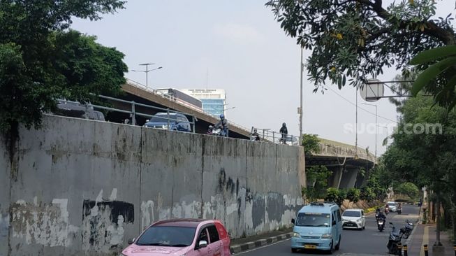 Penampakan pagar pembatas flyover Slipi kasus truk tanah terjun timpa mobil dinas TNI. (Suara.com/Fakhri)