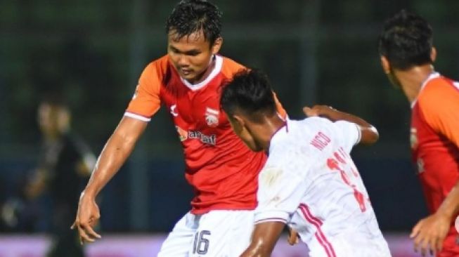 Bek Borneo FC, Komang Teguh Trisnanda, dalam pertandingan melawan Persija Jakarta di Piala Menpora. (Instagram/@borneofc.id).