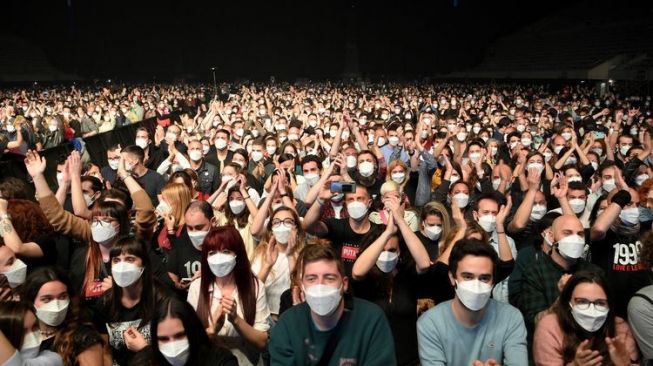 Penonton konser di Barcelona. (AFP/LLUIS GENE)