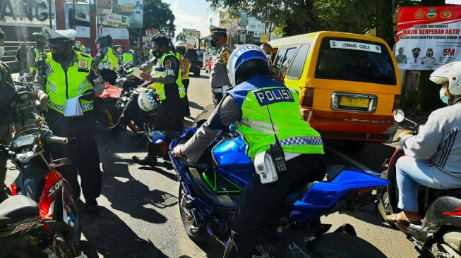 Ilustrasi Polisi Melalukan Razia Knalpot Bising di Kawasan Lembang, Bandung Barat. [Ist]