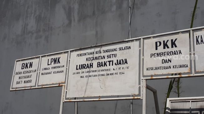 Plang nama kantor Lurah Bakti Jaya, Kecamatan Setu, Tangsel. (Suara.com/Wivy)