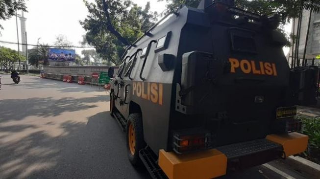 Kendaraan taktis (rantis) polisi disiagakan di kawasan Gereja Katedral Jakarta pada Minggu (28/3/2021).Sebelum diberitakan sebuah bom bunuh diri meledak di kawasan Gereja Katedral Makassar. [Suara.com/Fakhri]