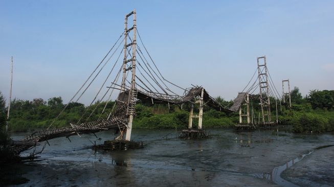 Kondisi jembatan bambu di kawasan Ekowisata Mangrove Wonorejo, Surabaya, Jawa Timur, Sabtu (27/3/2021).  ANTARA FOTO/Didik Suhartono