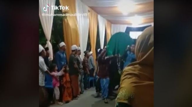 Pengantin Meninggal, Pelaminan Berubah Jadi Tempat Taruh Keranda