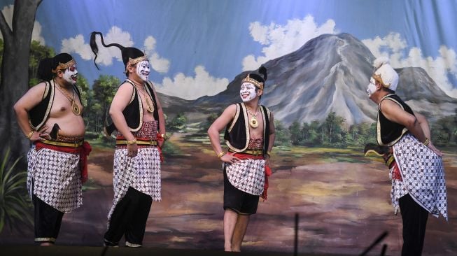 Pemain Wayang Orang Bharata tampil pada pementasan dengan lakon "Partokromo" di Gedung Pertunjukan Wayang Orang Bharata, Jakarta, Sabtu (27/3/2021).  ANTARA FOTO/Hafidz Mubarak