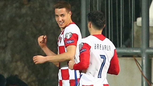 Gelandang serang tim nasional Kroasia Mario Pasalic (kiri) melakukan selebrasi bersama Josip Brekalo seusai mencetak gol ke gawang Siprus dalam lanjutan kualifikasi Piala Dunia 2022 zona Eropa Grup H di Stadion HNK Rijeka, Rijeka, Kroasia, Sabtu (27/3/2021) waktu setempat. (ANTARA/REUTERS/Antonio Bronic)