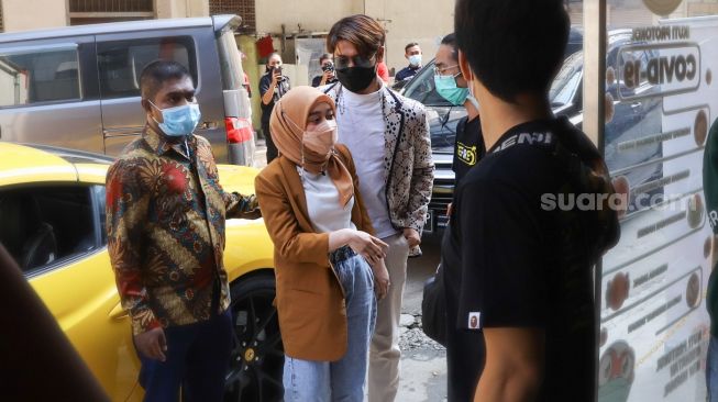 Lesti Kejora-Rizky Billar Liburan ke Luar Negeri Pasca KDRT, Publik: Badai Pasti Berlalu