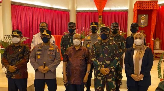 Kapolri dan Panglima TNI Foto Bersama di Dalam Gereja Katedral Makassar