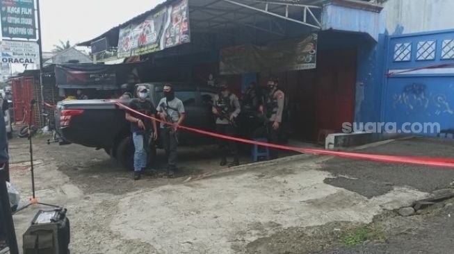 Lokasi penangkapan teroris di Jalan Raya Cikarang-Cibarusah, Kabupaten Bekasi di garis polisi, Senin (29/3/2021). (Suara.com/Imam)